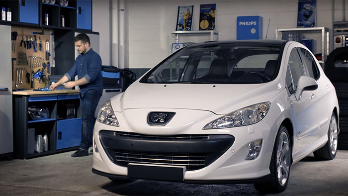 Cum se &icirc;nlocuiesc becurile de far pe Peugeot 308