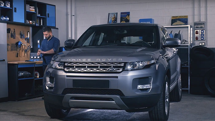 Cum se &icirc;nlocuiesc becurile de far pe Range Rover Evoque